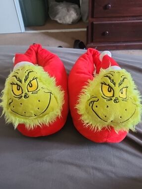 Red Grinch Plush Slip-On Slippers - Men's Cozy Indoor Shoes